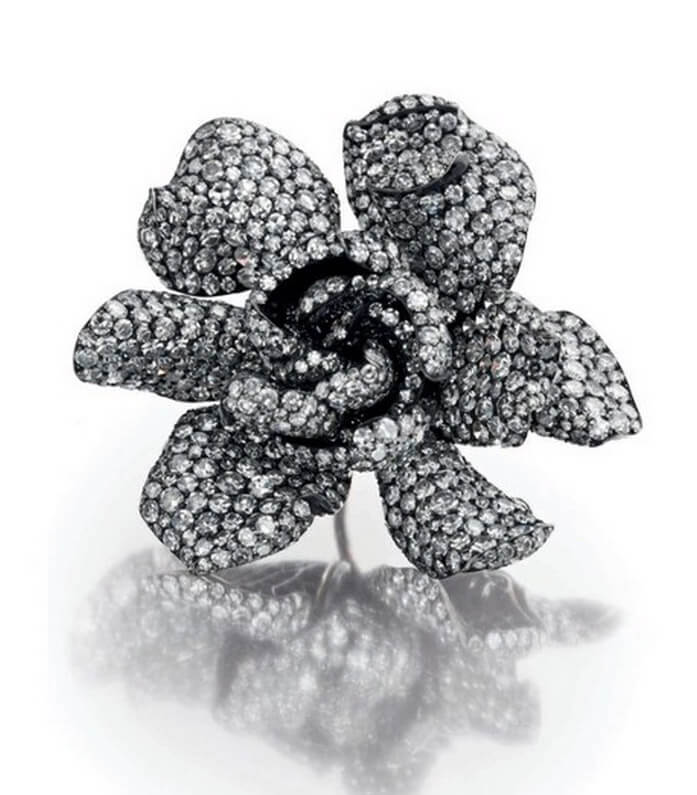 Diamond Gardenia ring by JAR. Source: http://www.jewelsdujour.com