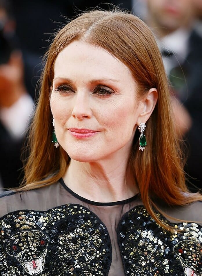 Julianne Moore emerald jewelry