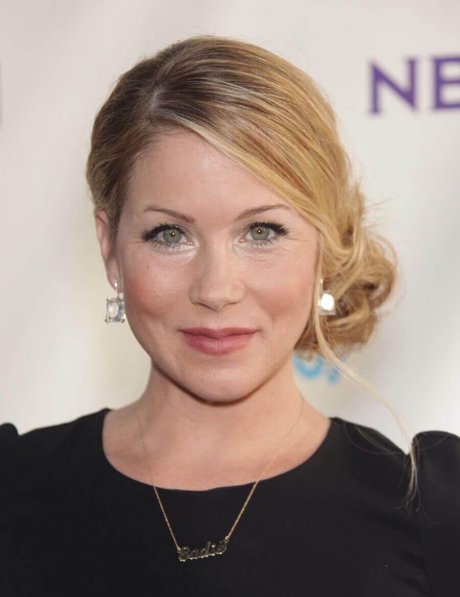 CHRISTINA APPLEGATE’S CLASSIC NAME NECKLACE